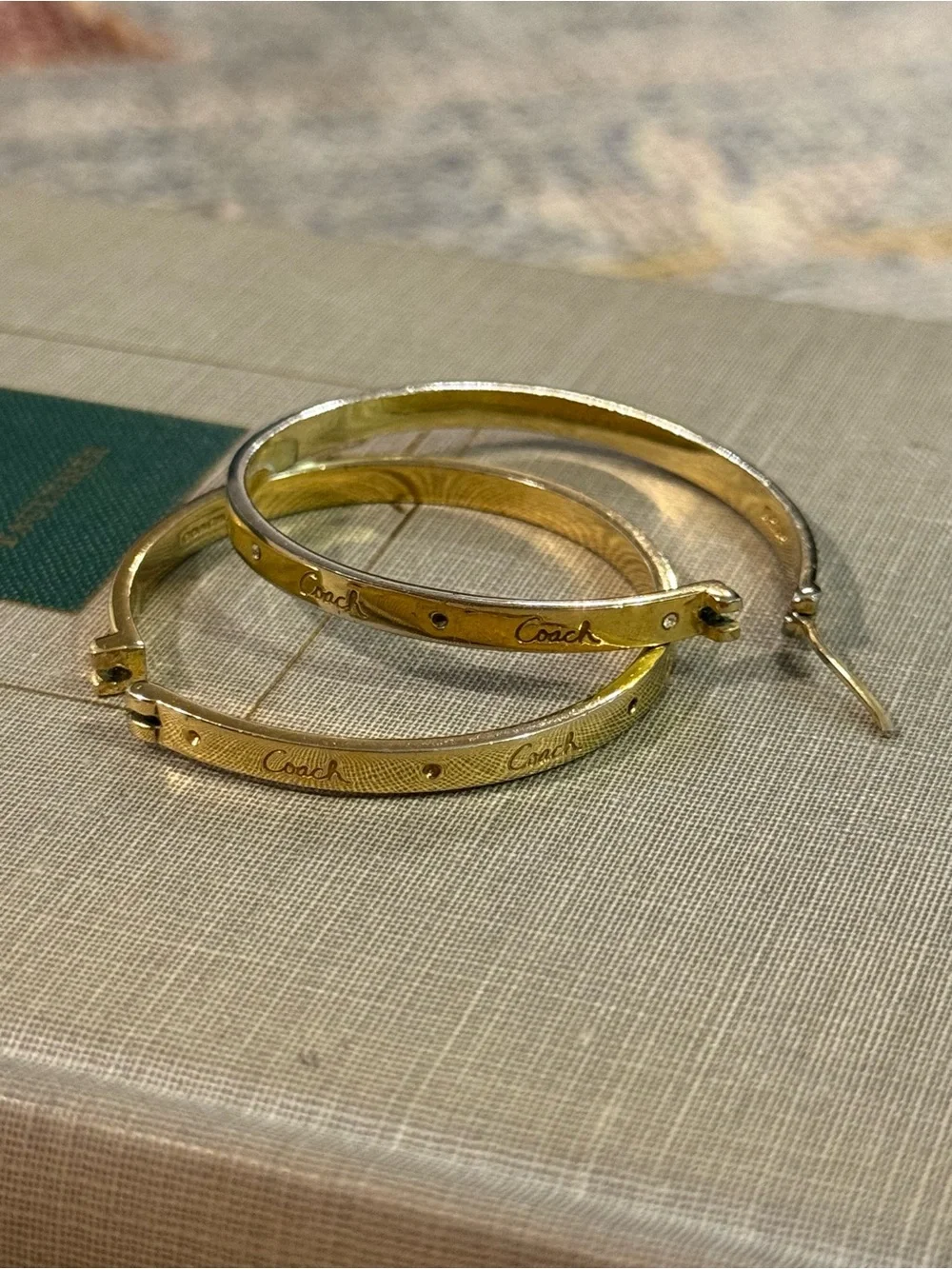 Vintage Coach Gold Tone Hoop Earrings Signed Logo Band AS-IS One Clasp Broken - Picture 4 of 5